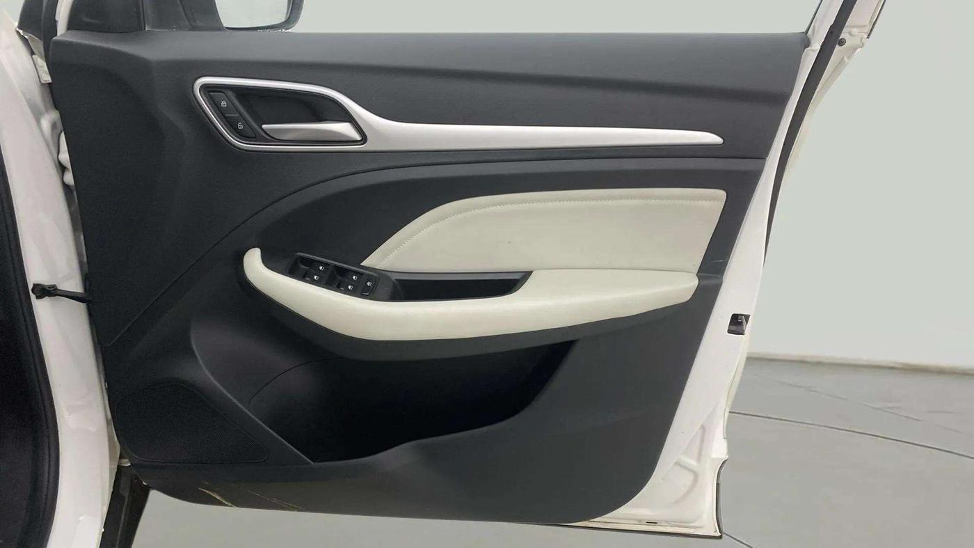 2024 MG ASTOR Select 1.5 CVT (Ivory), Petrol, Automatic, 11,763 km, Driver Side Door Panels Control