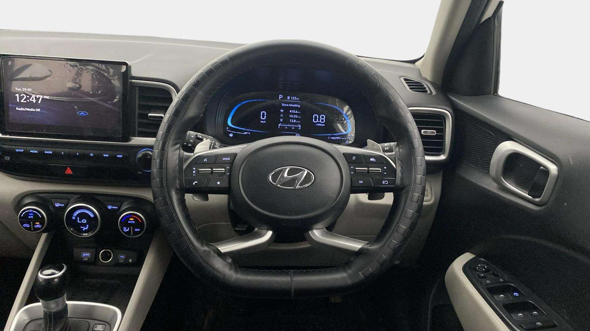 Steering-wheel-close-up-29