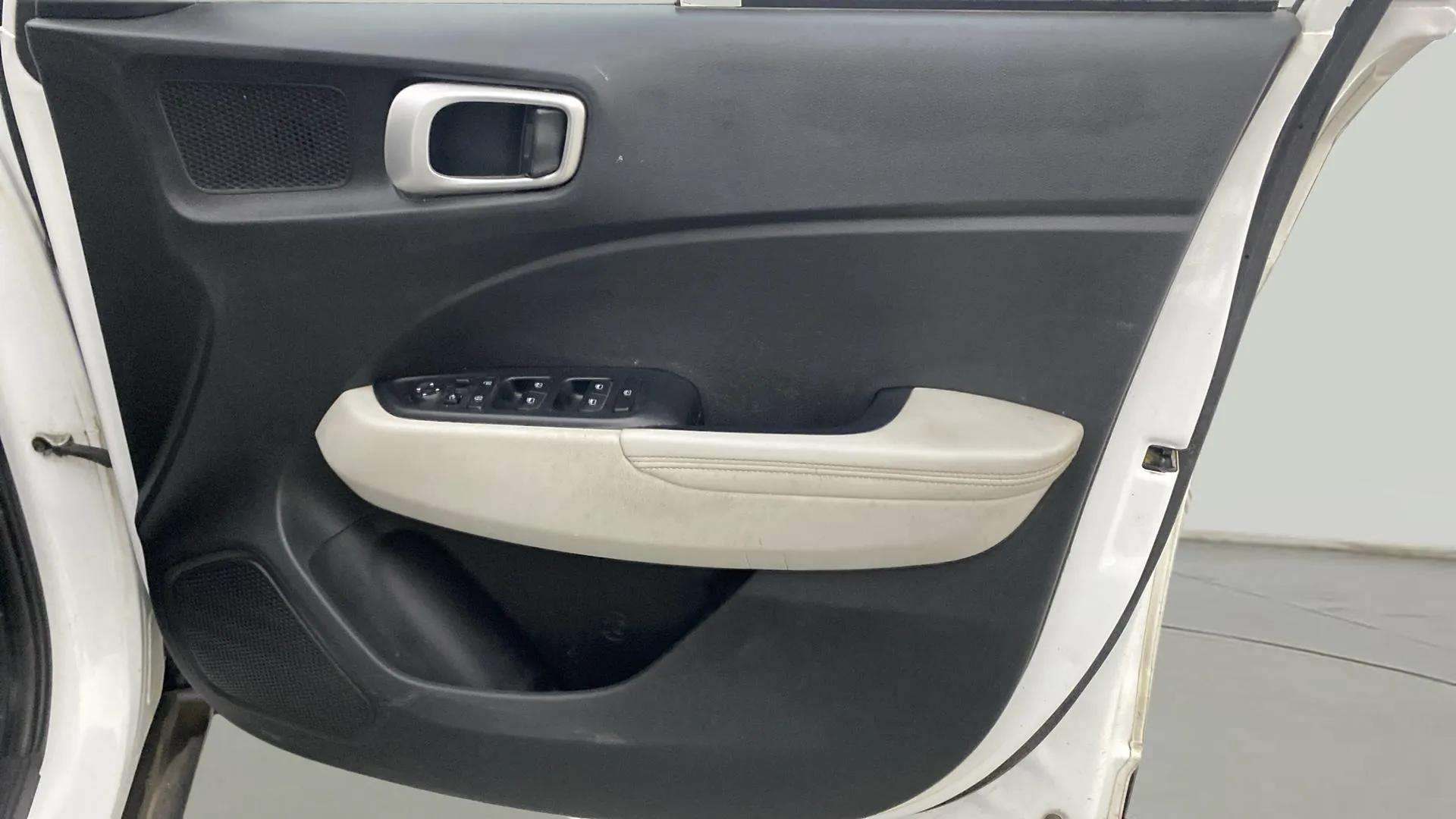 Driver-side-door-panel-control-39