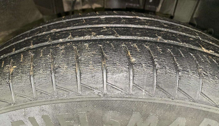 2021 Renault TRIBER RXT, Petrol, Manual, 48,102 km, Right Front Tyre Tread