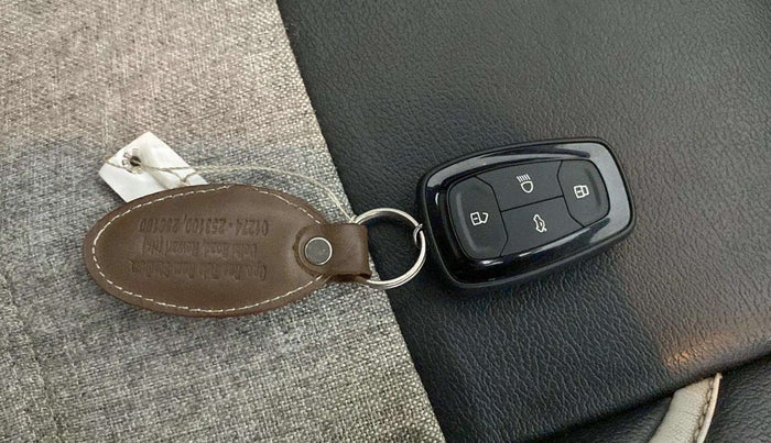 2021 Tata PUNCH CREATIVE  MT, Petrol, Manual, 49,135 km, Key Close Up