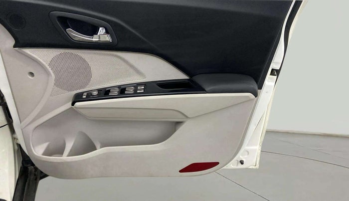 2022 Mahindra XUV300 W8 (O) 1.2 PETROL, Petrol, Manual, 62,936 km, Driver Side Door Panels Control
