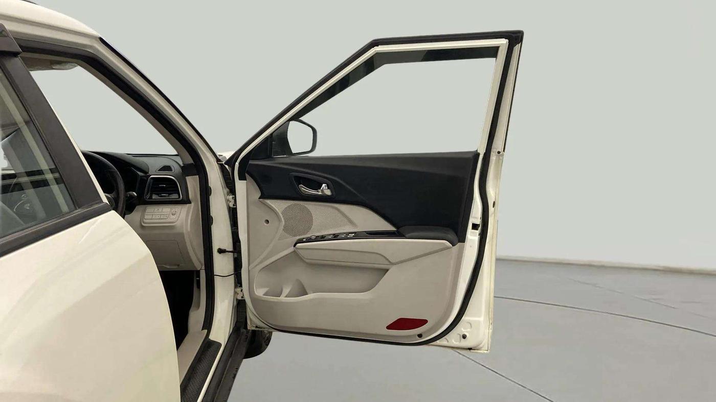 2022 Mahindra XUV300 W8 (O) 1.2 PETROL, Petrol, Manual, 62,936 km, RHS Front Door