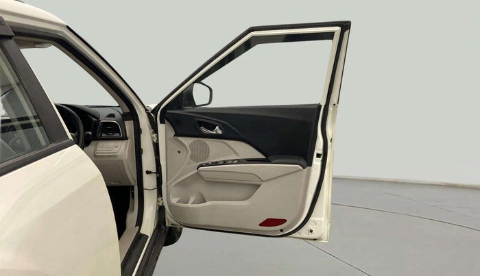 2022 Mahindra XUV300 W8 (O) 1.2 PETROL, Petrol, Manual, 62,936 km, RHS Front Door