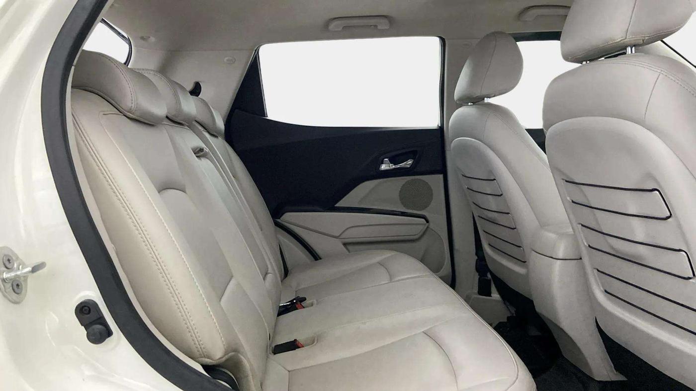 2022 Mahindra XUV300 W8 (O) 1.2 PETROL, Petrol, Manual, 62,936 km, Right Side Rear Door Cabin