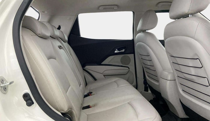 2022 Mahindra XUV300 W8 (O) 1.2 PETROL, Petrol, Manual, 62,936 km, Right Side Rear Door Cabin