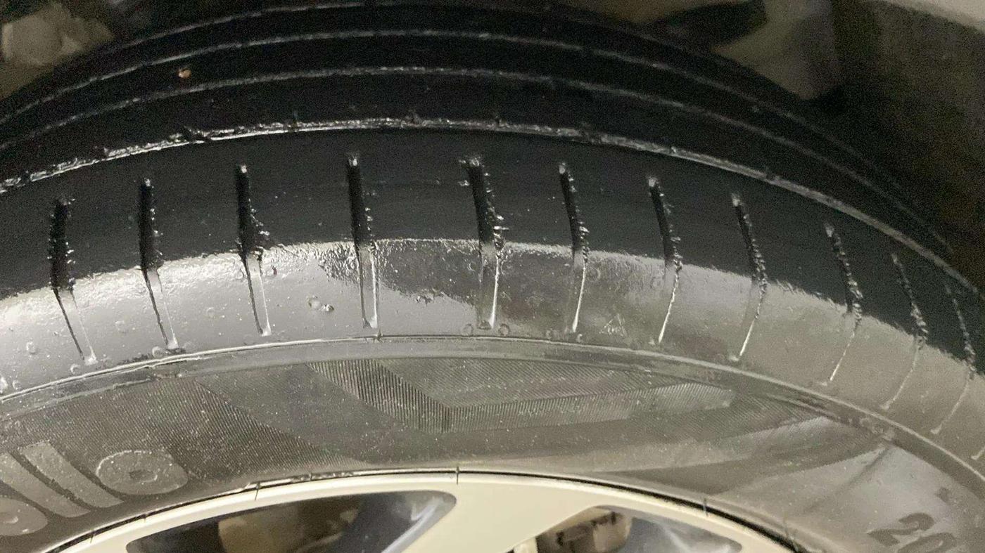 2022 Mahindra XUV300 W8 (O) 1.2 PETROL, Petrol, Manual, 62,936 km, Right Front Tyre Tread