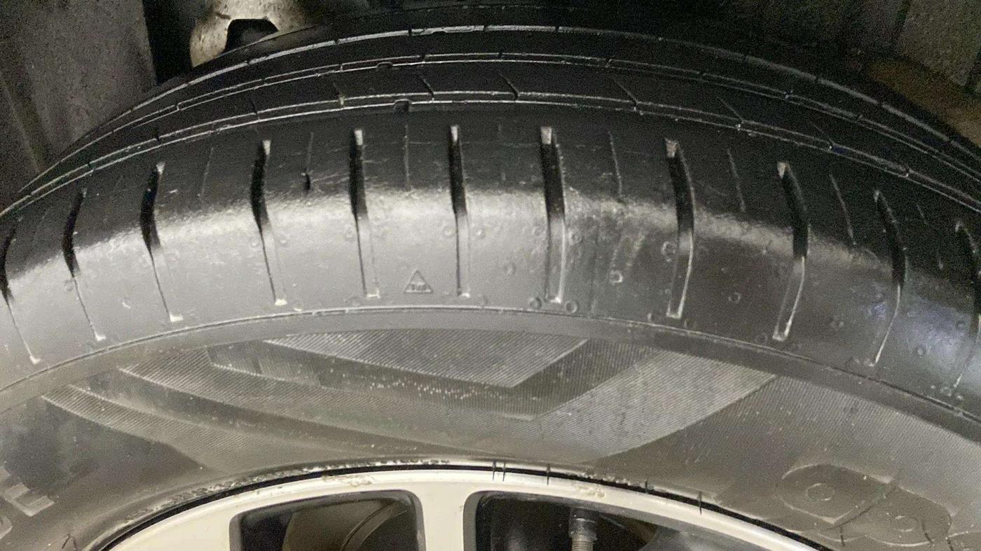 2022 Mahindra XUV300 W8 (O) 1.2 PETROL, Petrol, Manual, 62,936 km, Right Rear Tyre Tread