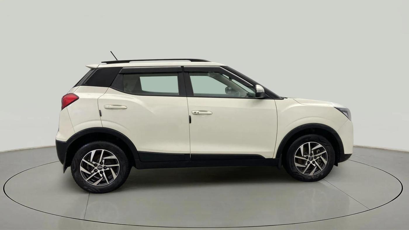 2022 Mahindra XUV300 W8 (O) 1.2 PETROL, Petrol, Manual, 62,936 km, Right Side View