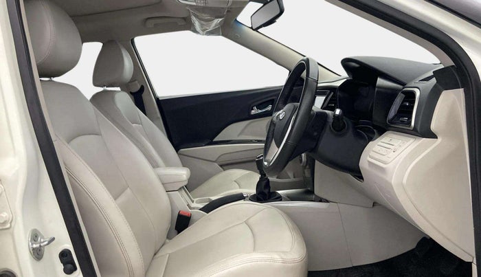 2022 Mahindra XUV300 W8 (O) 1.2 PETROL, Petrol, Manual, 62,936 km, Right Side Front Door Cabin