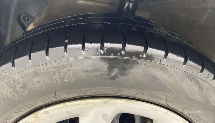 2017 Hyundai Grand i10 SPORTZ (O) 1.2 KAPPA VTVT, CNG, Manual, 1,01,823 km, Left Front Tyre Tread