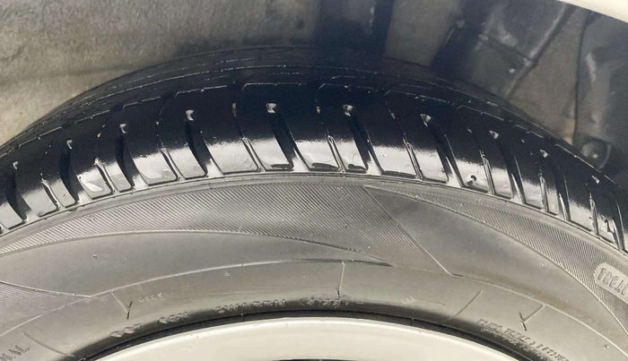 2017 Hyundai Grand i10 SPORTZ (O) 1.2 KAPPA VTVT, CNG, Manual, 1,01,823 km, Left Rear Tyre Tread
