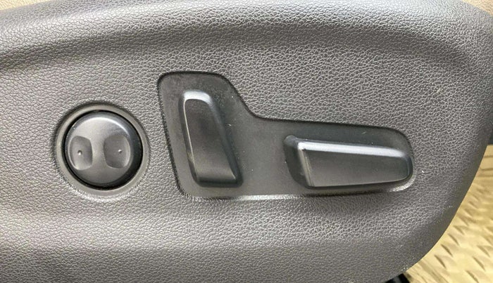 2017 Hyundai Tucson GLS 2WD AT DIESEL, Diesel, Automatic, 95,812 km, Driver Side Adjustment Panel
