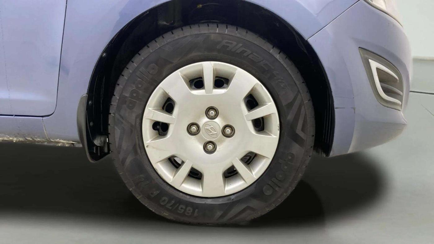 2014 Hyundai i20 MAGNA 1.2, Petrol, Manual, 33,921 km, Right Front Wheel