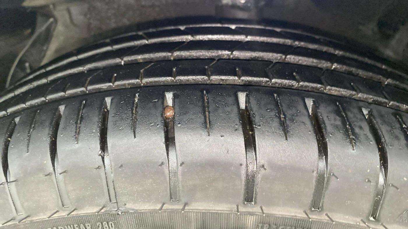 2014 Hyundai i20 MAGNA 1.2, Petrol, Manual, 33,921 km, Left Front Tyre Tread