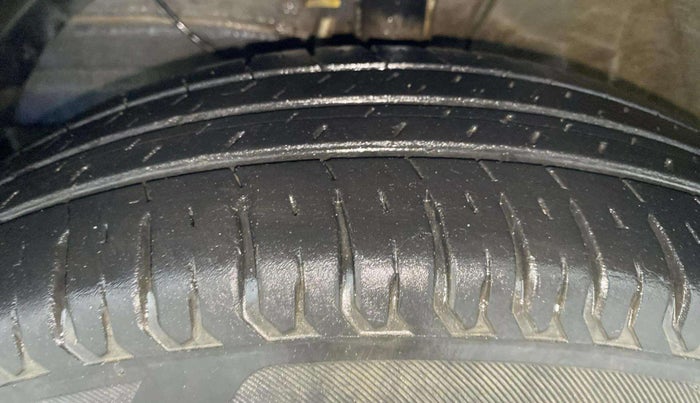 2017 Maruti Dzire VXI, Petrol, Manual, 33,695 km, Right Front Tyre Tread