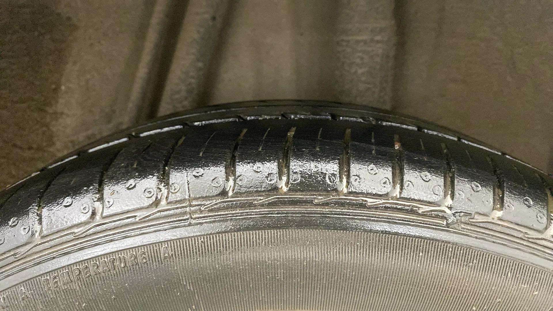 LHS-Rear-Tyre-Tread-21