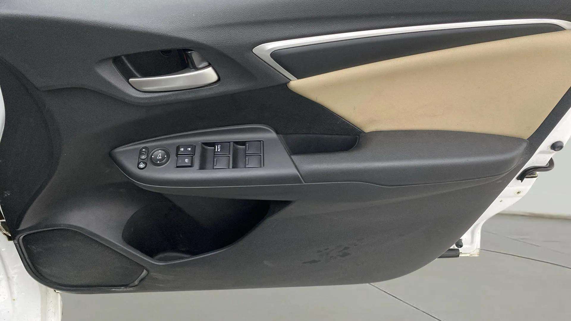 Driver-side-door-panel-control-39