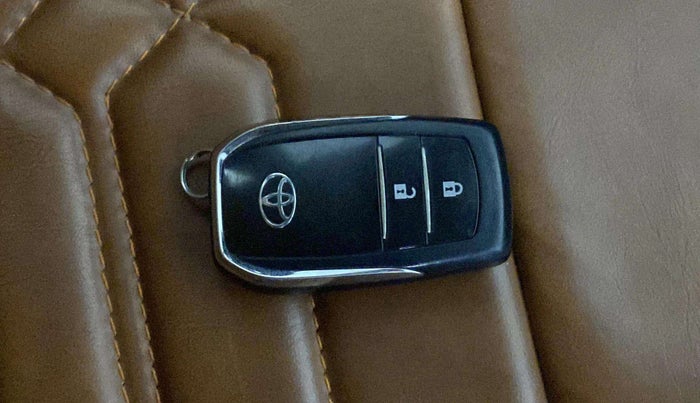 2022 Toyota Innova Crysta 2.7 VX 7 STR, Petrol, Manual, 13,588 km, Key Close Up