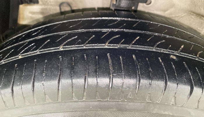 2015 Maruti Swift Dzire VXI, Petrol, Manual, 98,263 km, Left Front Tyre Tread