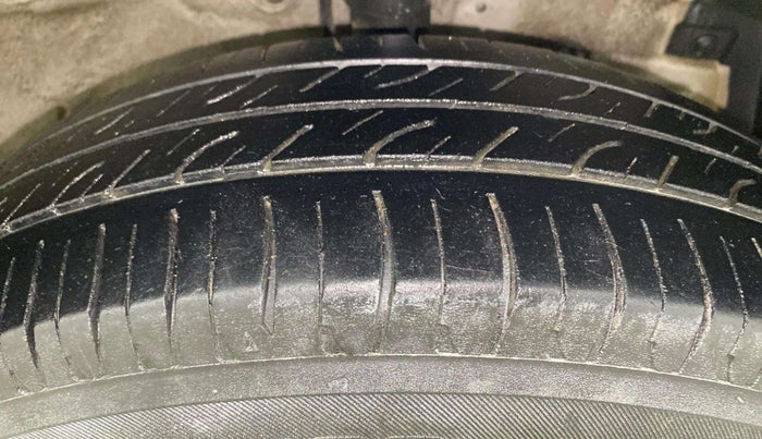 2015 Maruti Swift Dzire VXI, Petrol, Manual, 98,263 km, Right Front Tyre Tread