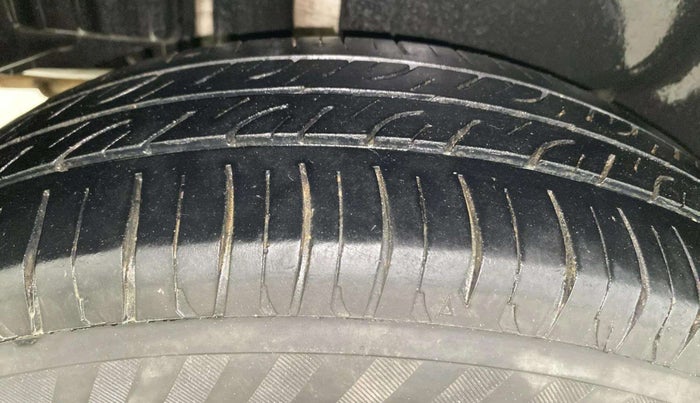 2015 Maruti Swift Dzire VXI, Petrol, Manual, 98,263 km, Right Rear Tyre Tread