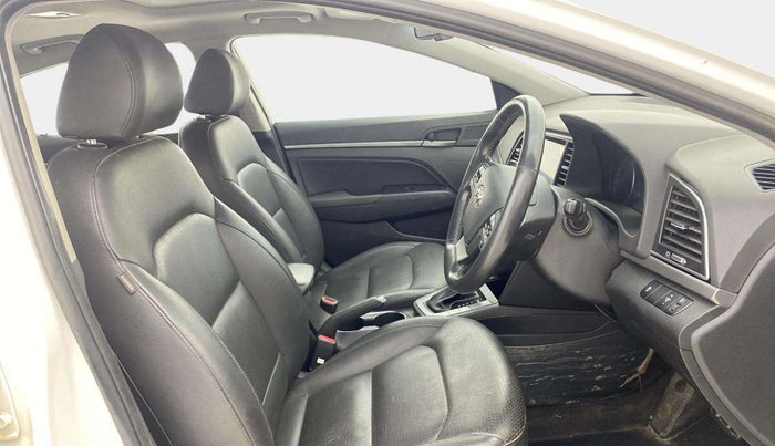2018 Hyundai New Elantra 1.6 SX MT DIESEL, Diesel, Manual, 1,06,883 km, Right Side Front Door Cabin