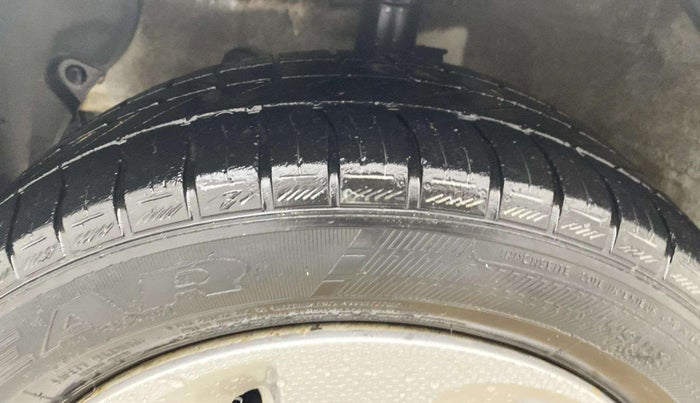 2016 Hyundai Xcent BASE 1.2, Petrol, Manual, 1,33,432 km, Left Front Tyre Tread
