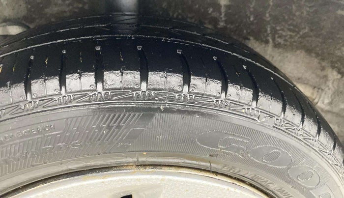2016 Hyundai Xcent BASE 1.2, Petrol, Manual, 1,33,432 km, Right Rear Tyre Tread