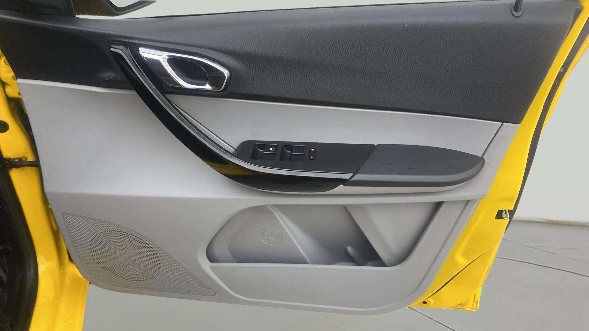 Driver-side-door-panel-control-39