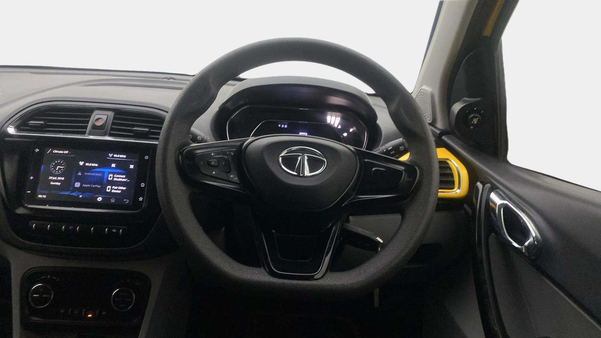 Steering-wheel-close-up-29