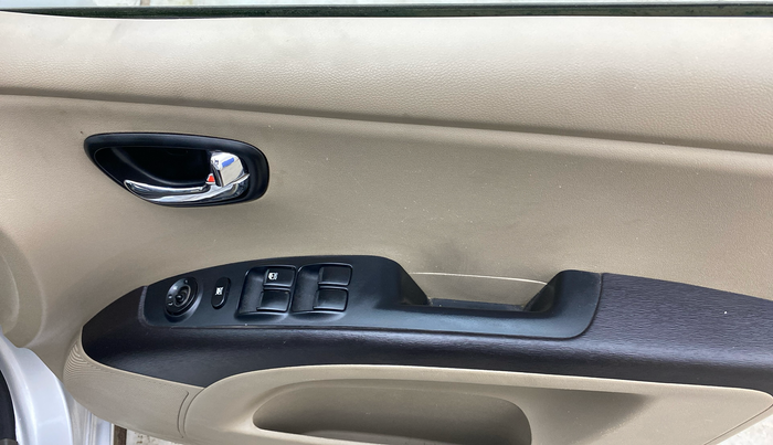 2013 Hyundai i10 SPORTZ 1.2, Petrol, Manual, 51,884 km, Driver Side Door Panels Control