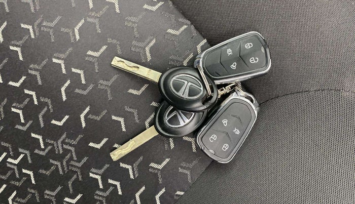 2024 Tata Tiago XE PETROL, Petrol, Manual, 13,944 km, Key Close Up