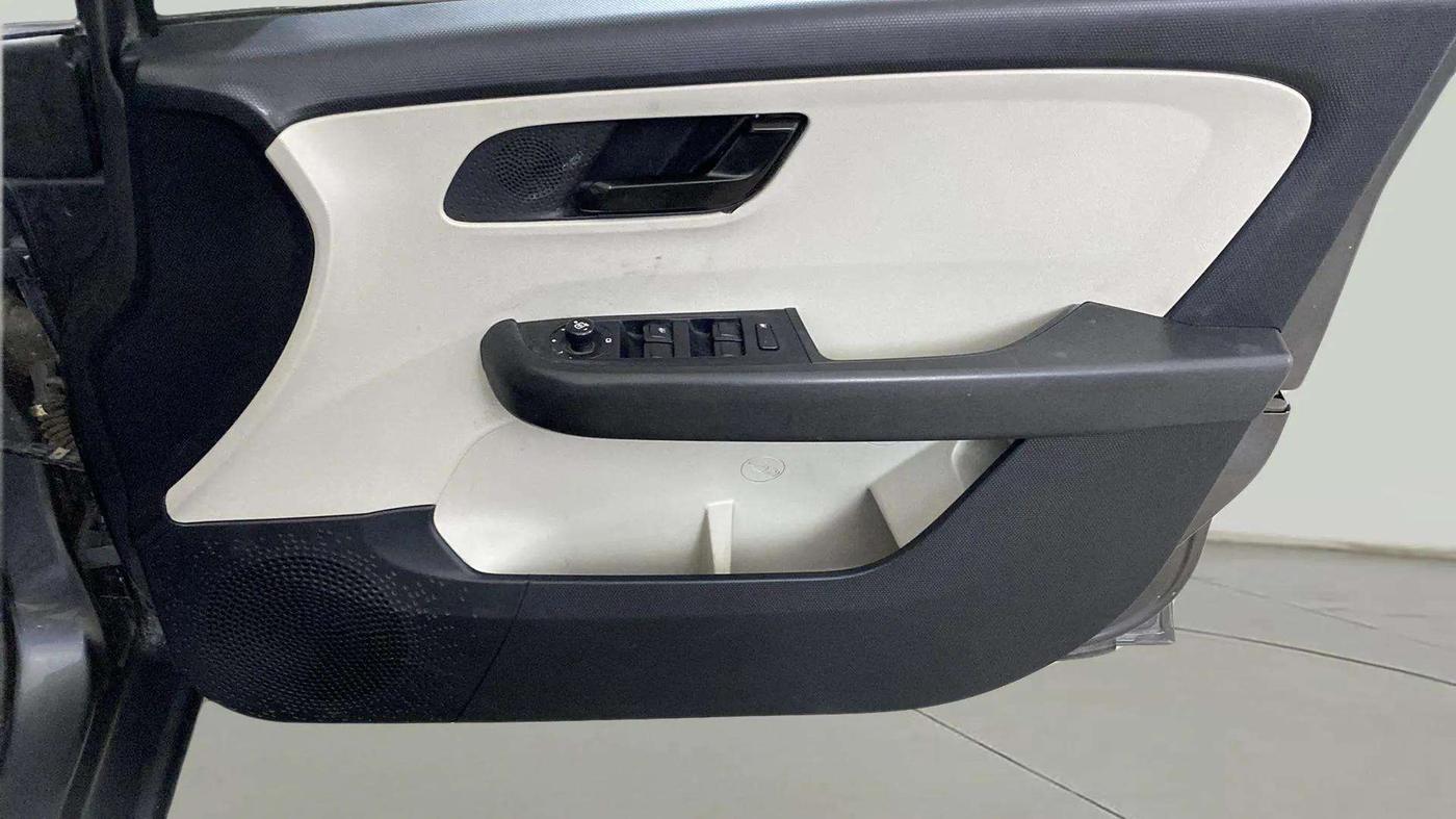 2023 Tata ALTROZ XM PLUS DIESEL, Diesel, Manual, 46,859 km, Driver Side Door Panels Control