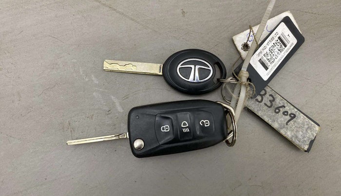 2020 Tata NEXON XMA SUNROOF PETROL, Petrol, Automatic, 75,862 km, Key Close Up