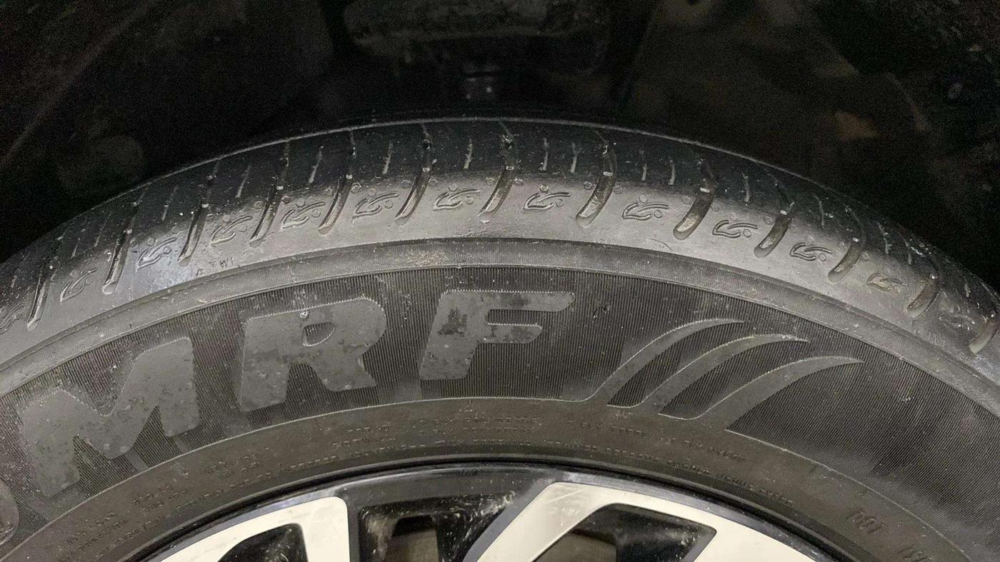 2022 KIA CARENS LUXURY 1.4 PETROL 7 STR, Petrol, Manual, 28,175 km, Left Front Tyre Tread
