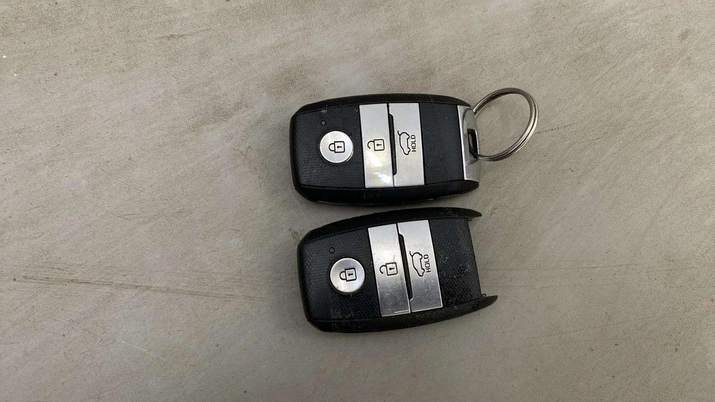 2022 KIA CARENS LUXURY 1.4 PETROL 7 STR, Petrol, Manual, 28,175 km, Key Close Up
