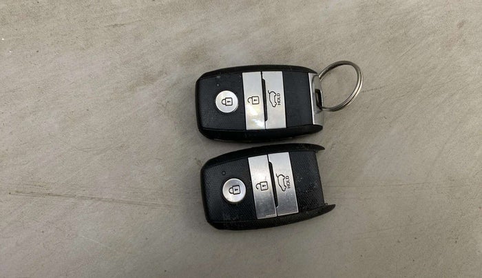 2022 KIA CARENS LUXURY 1.4 PETROL 7 STR, Petrol, Manual, 28,175 km, Key Close Up