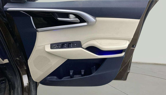 2022 KIA CARENS LUXURY 1.4 PETROL 7 STR, Petrol, Manual, 28,175 km, Driver Side Door Panels Control
