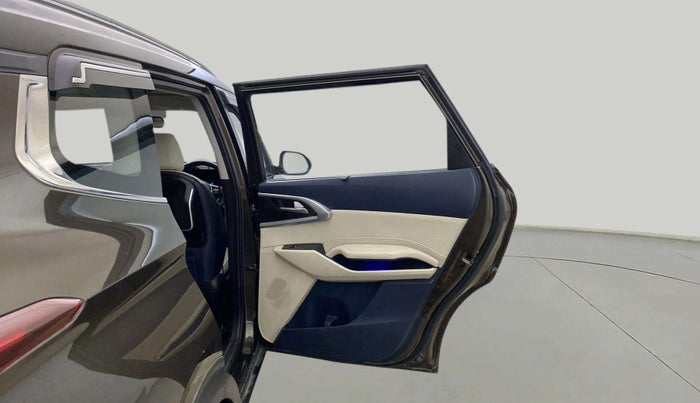 2022 KIA CARENS LUXURY 1.4 PETROL 7 STR, Petrol, Manual, 28,175 km, RHS Rear Door