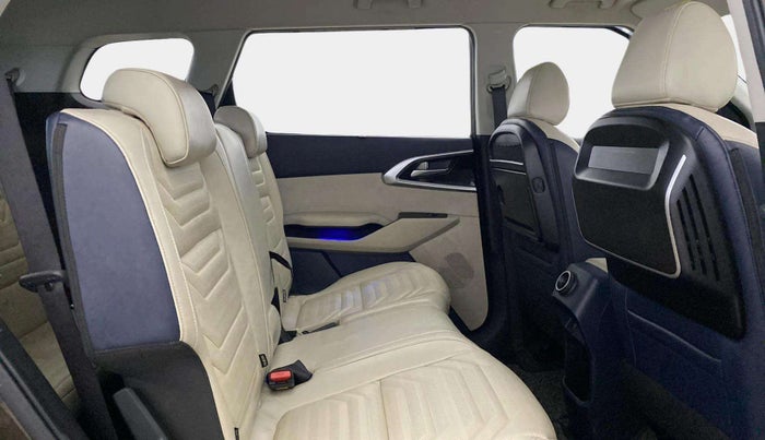 2022 KIA CARENS LUXURY 1.4 PETROL 7 STR, Petrol, Manual, 28,175 km, Right Side Rear Door Cabin