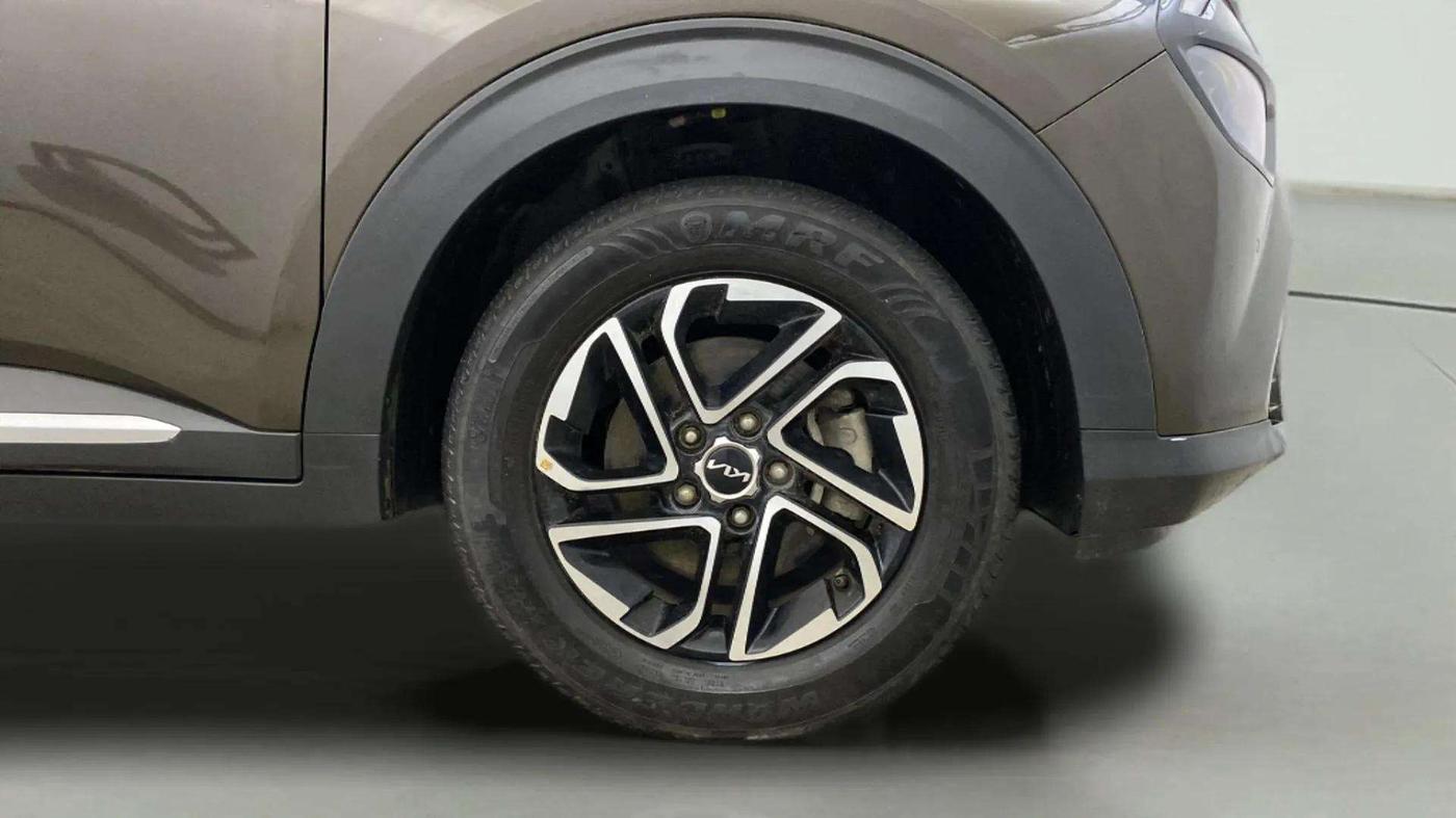 2022 KIA CARENS LUXURY 1.4 PETROL 7 STR, Petrol, Manual, 28,175 km, Right Front Wheel