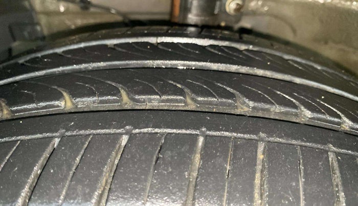 2018 Maruti Ciaz ZETA 1.4  AT PETROL, Petrol, Automatic, 20,765 km, Left Front Tyre Tread