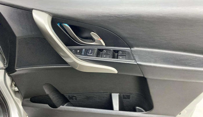 2019 Mahindra XUV500 W9 AT, Diesel, Automatic, 97,087 km, Driver Side Door Panels Control