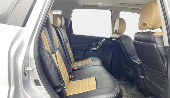 2019 Mahindra XUV500 W9 AT, Diesel, Automatic, 97,087 km, Right Side Rear Door Cabin