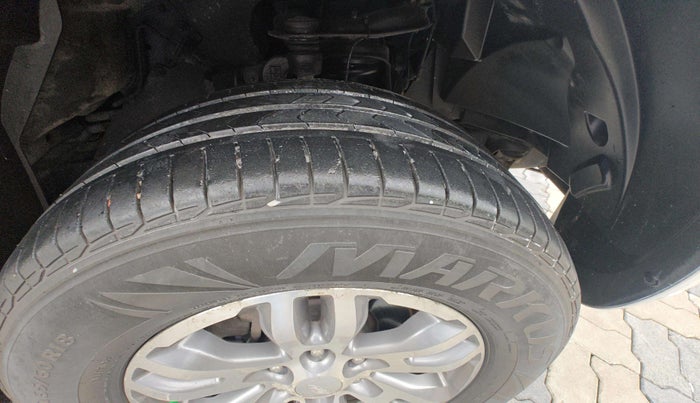2017 Ford Endeavour TITANIUM 3.2 4X4 AT, Diesel, Automatic, 1,26,992 km, Right Rear Tyre Tread