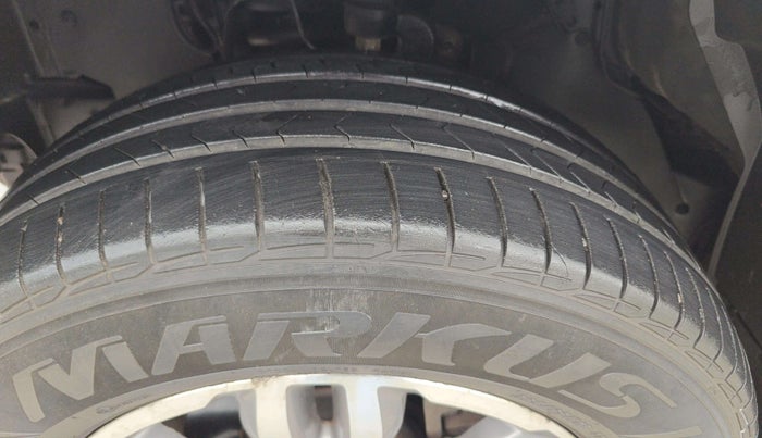 2017 Ford Endeavour TITANIUM 3.2 4X4 AT, Diesel, Automatic, 1,26,992 km, Left Rear Tyre Tread