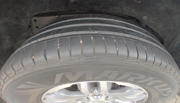 2017 Ford Endeavour TITANIUM 3.2 4X4 AT, Diesel, Automatic, 1,26,992 km, Left Front Tyre Tread