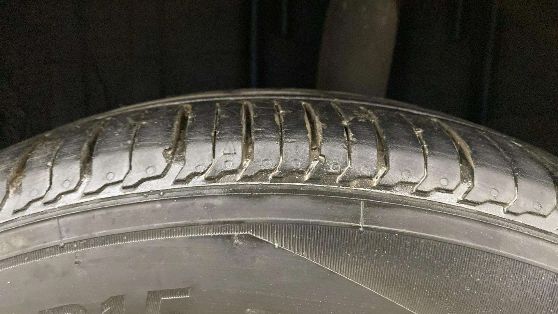 LHS-Rear-Tyre-Tread-21