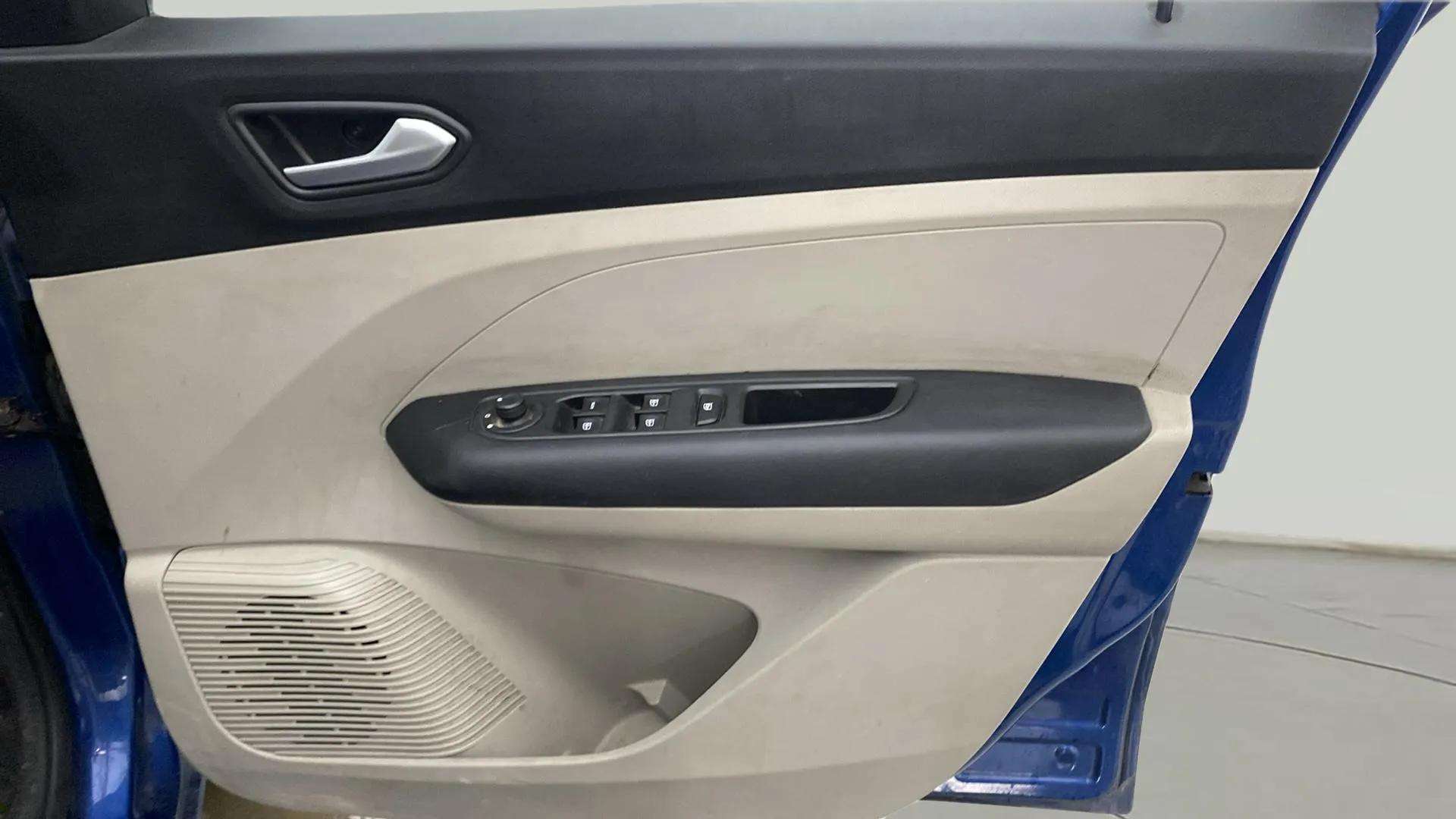 Driver-side-door-panel-control-39